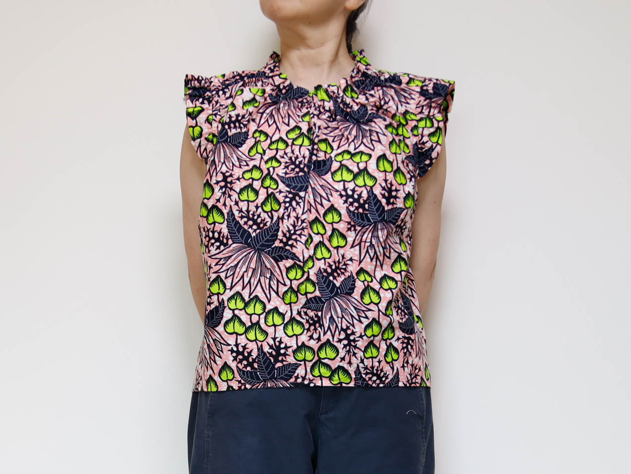 <T41J-001> African Print Ruffle Top Elegant Ruffles That Brighten Your Look in a Relaxed M-L Size