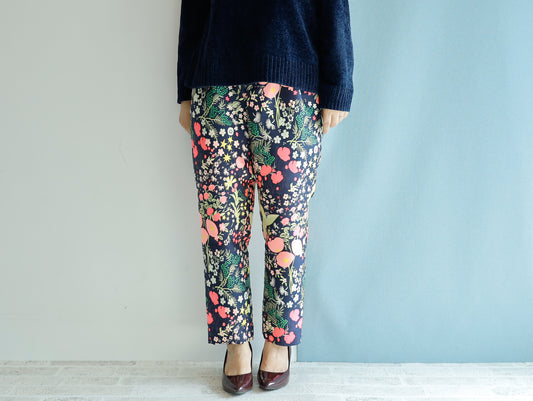 <p class="c-heading-rhombus c-heading-rhombus--olive p-item-detail-title" itemprop="name">クレイジーな織り模様の</p>
<p class="c-heading-rhombus c-heading-rhombus--olive p-item-detail-title" itemprop="name">テーパードパンツ</p>