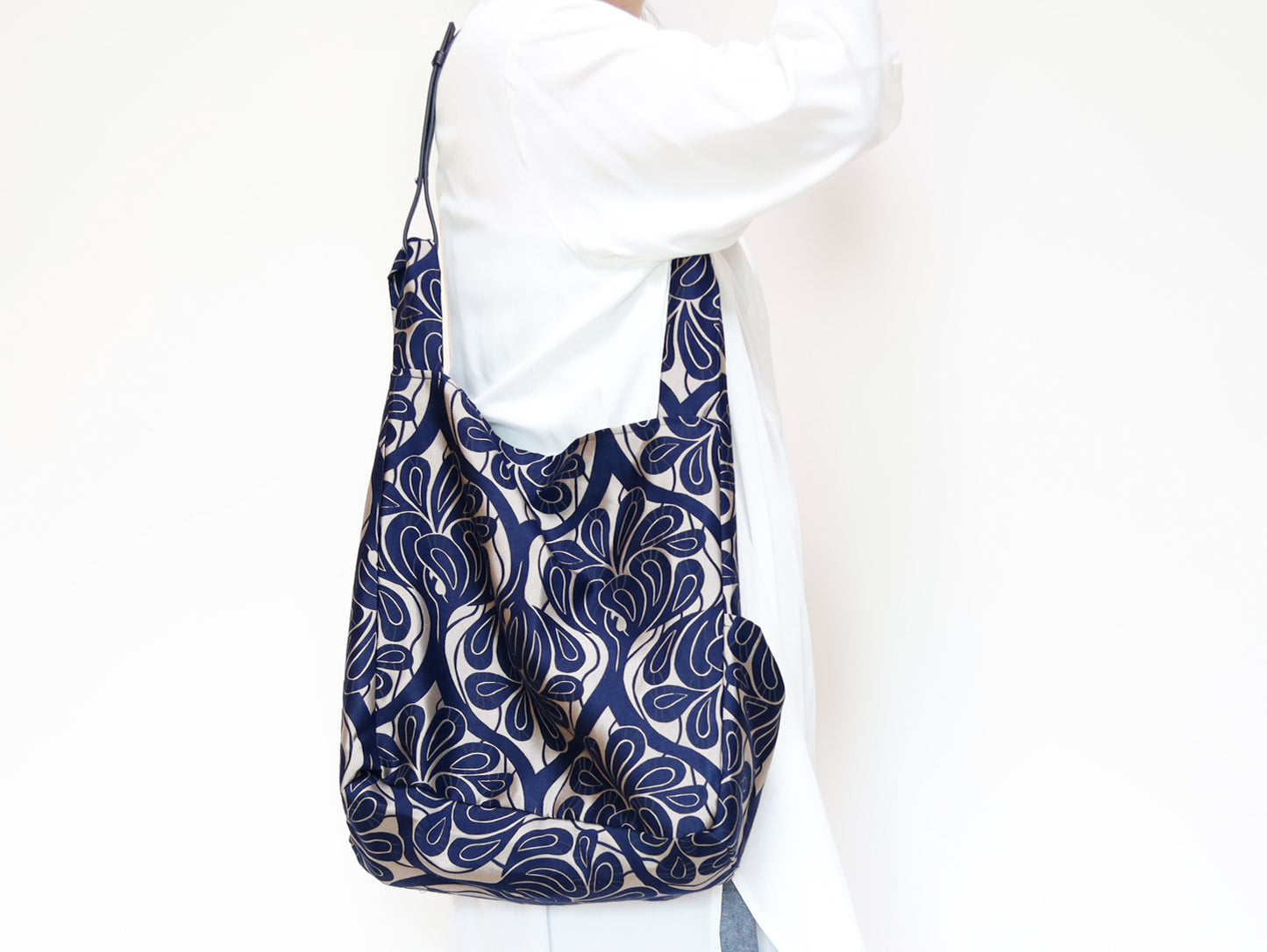 <B04CG>  REGISTAR -COVENT GARDEN  GRAY Tote Bag