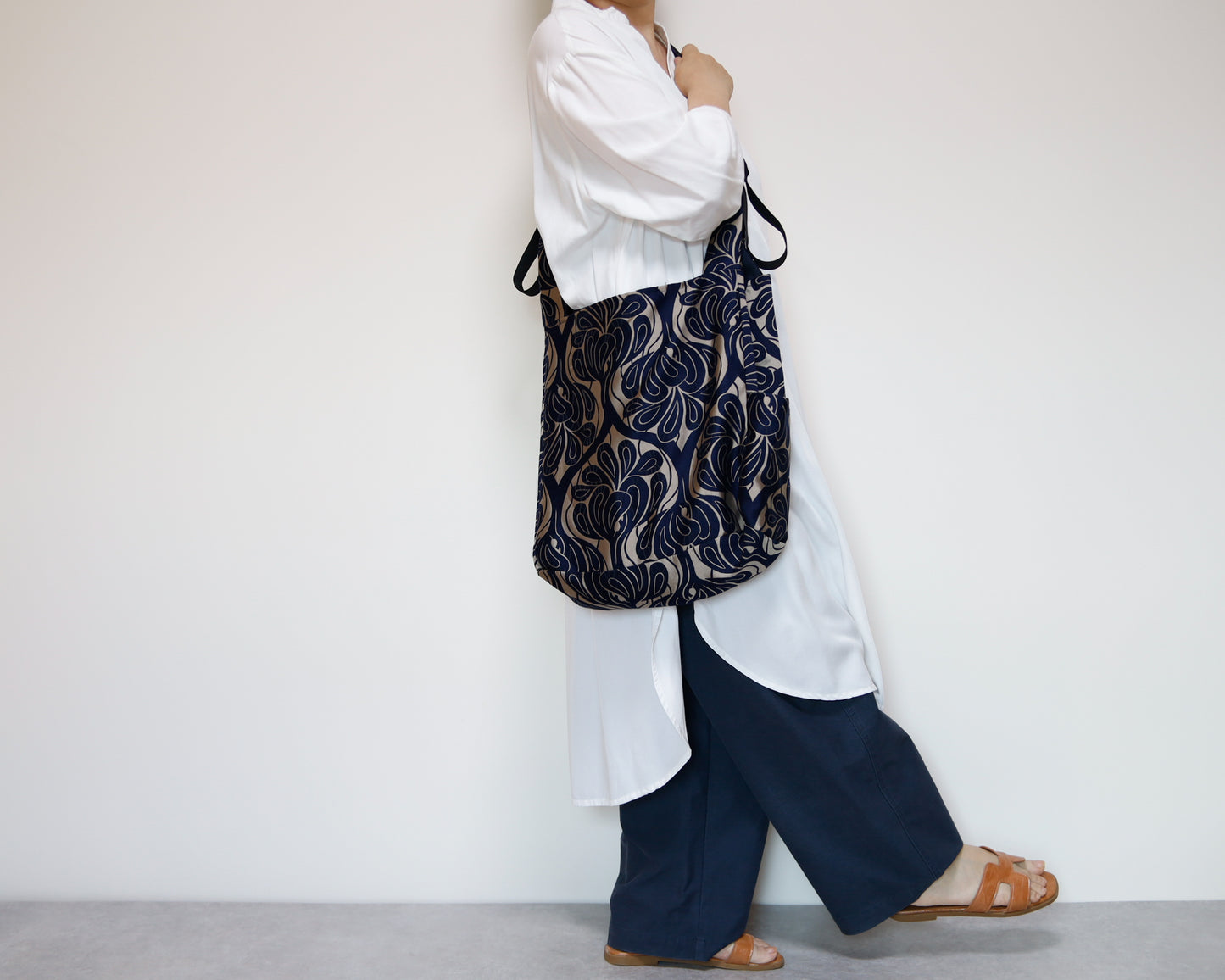 <B04CG>  REGISTAR -COVENT GARDEN  GRAY Tote Bag