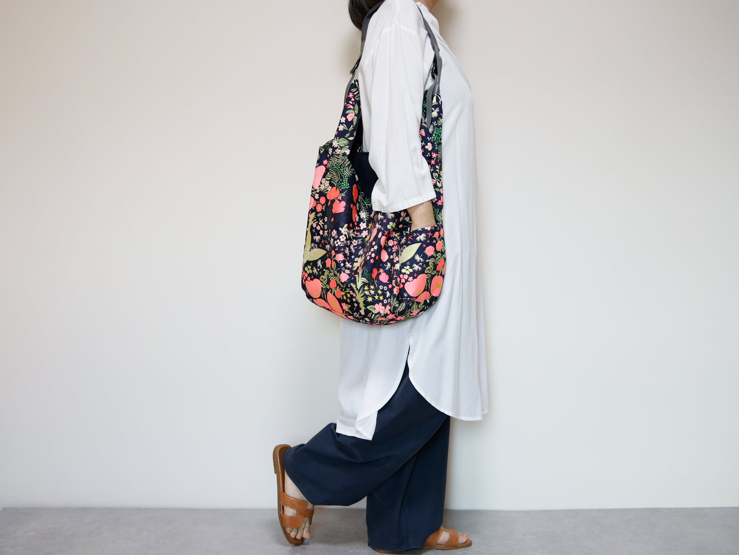 <B04A>  REGISTAR -CRAZY Tote Bag