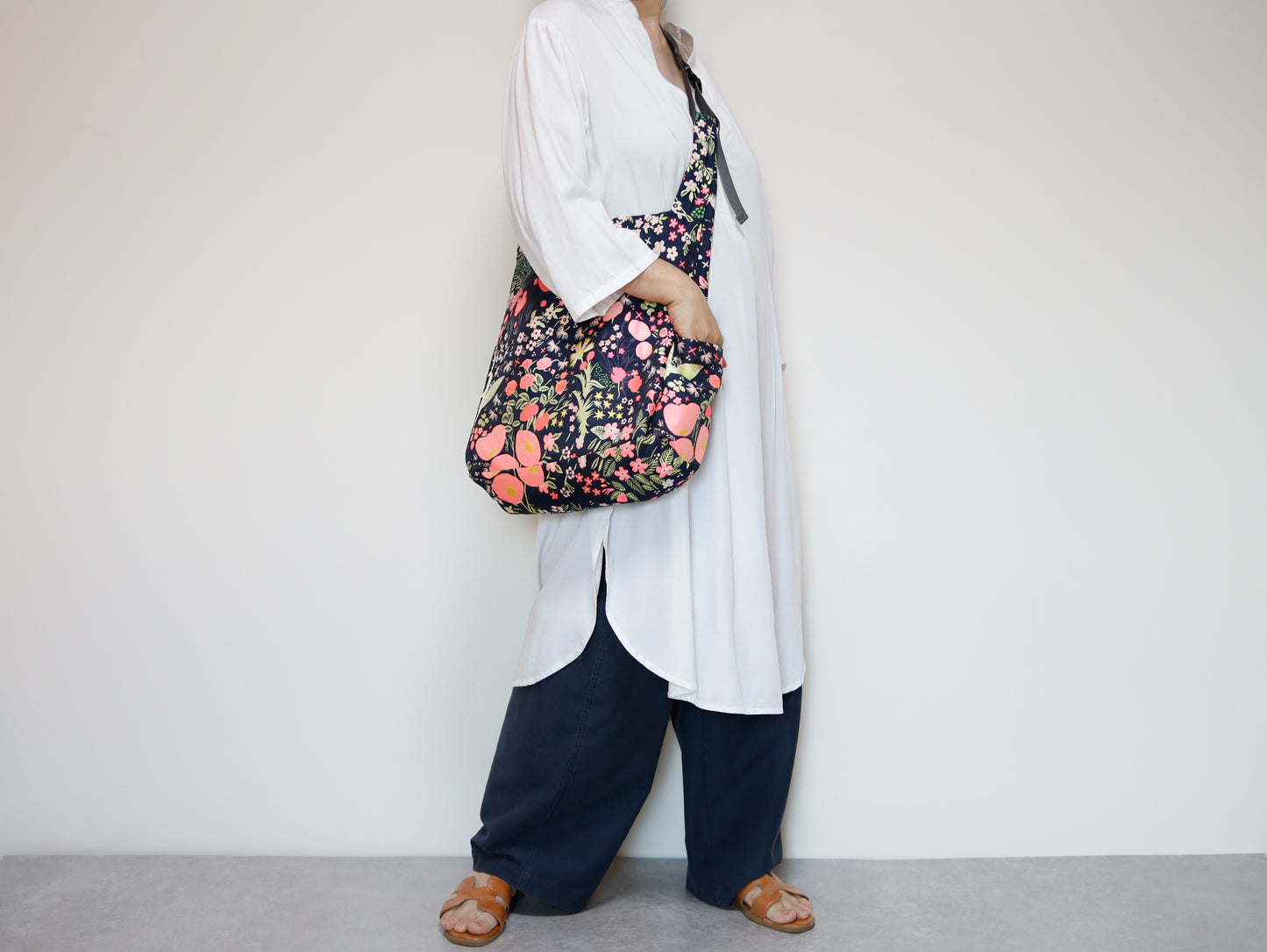 <B04A>  REGISTAR -CRAZY Tote Bag