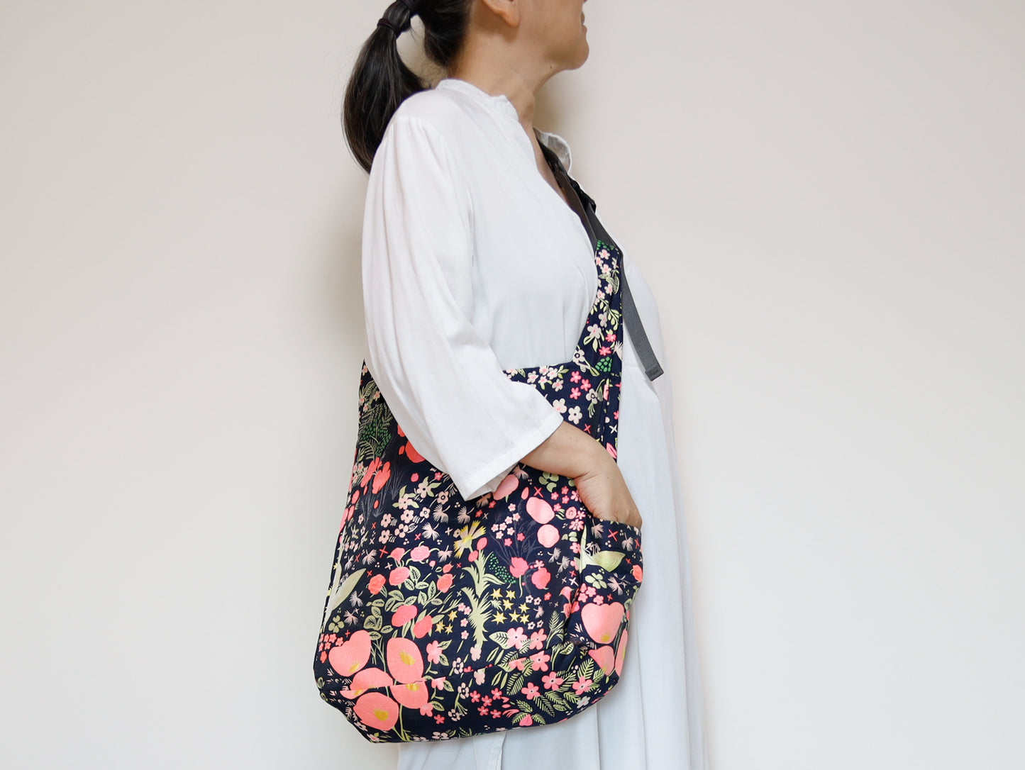 <B04A>  REGISTAR -CRAZY Tote Bag