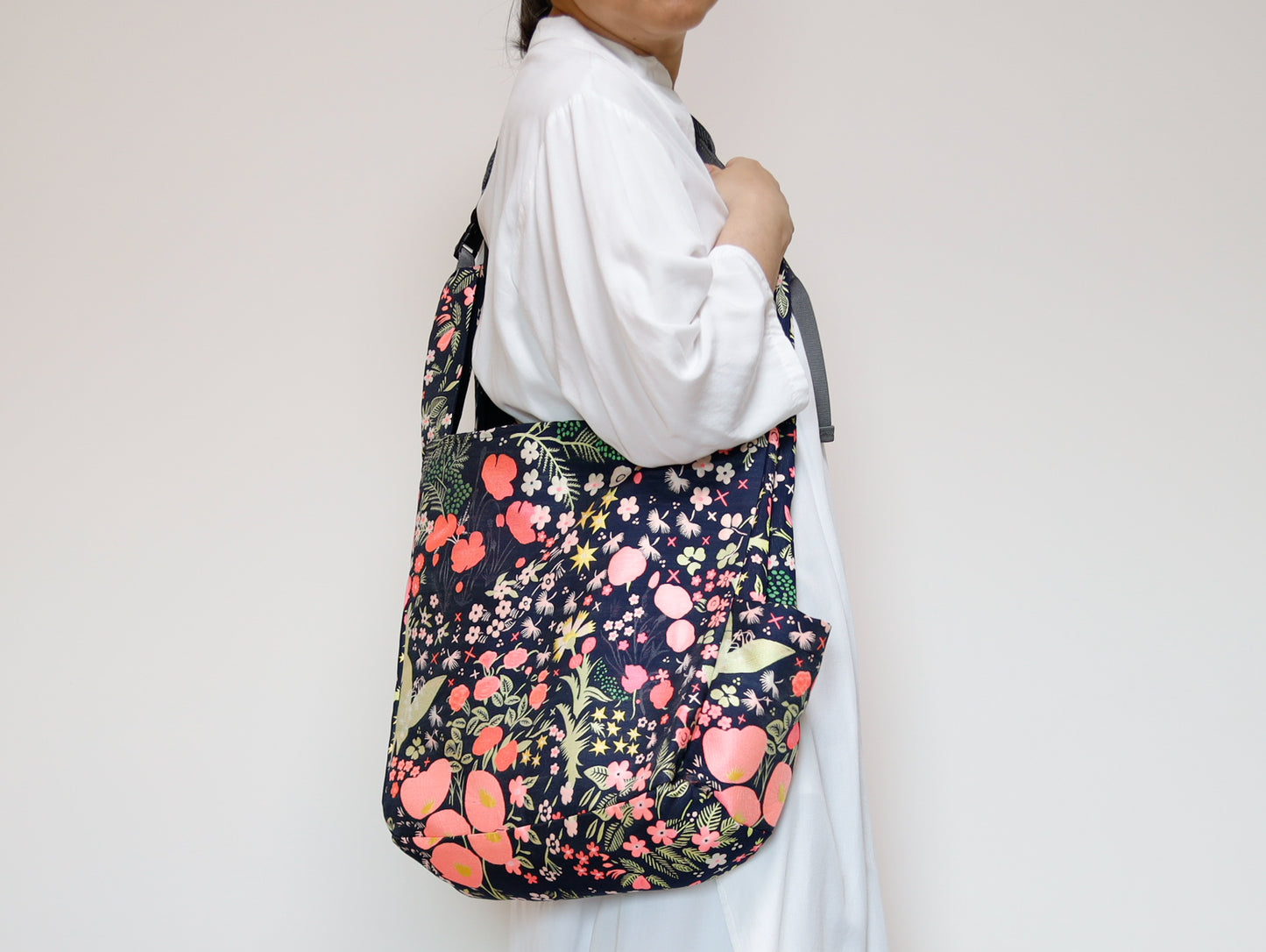 <B04A>  REGISTAR -CRAZY Tote Bag