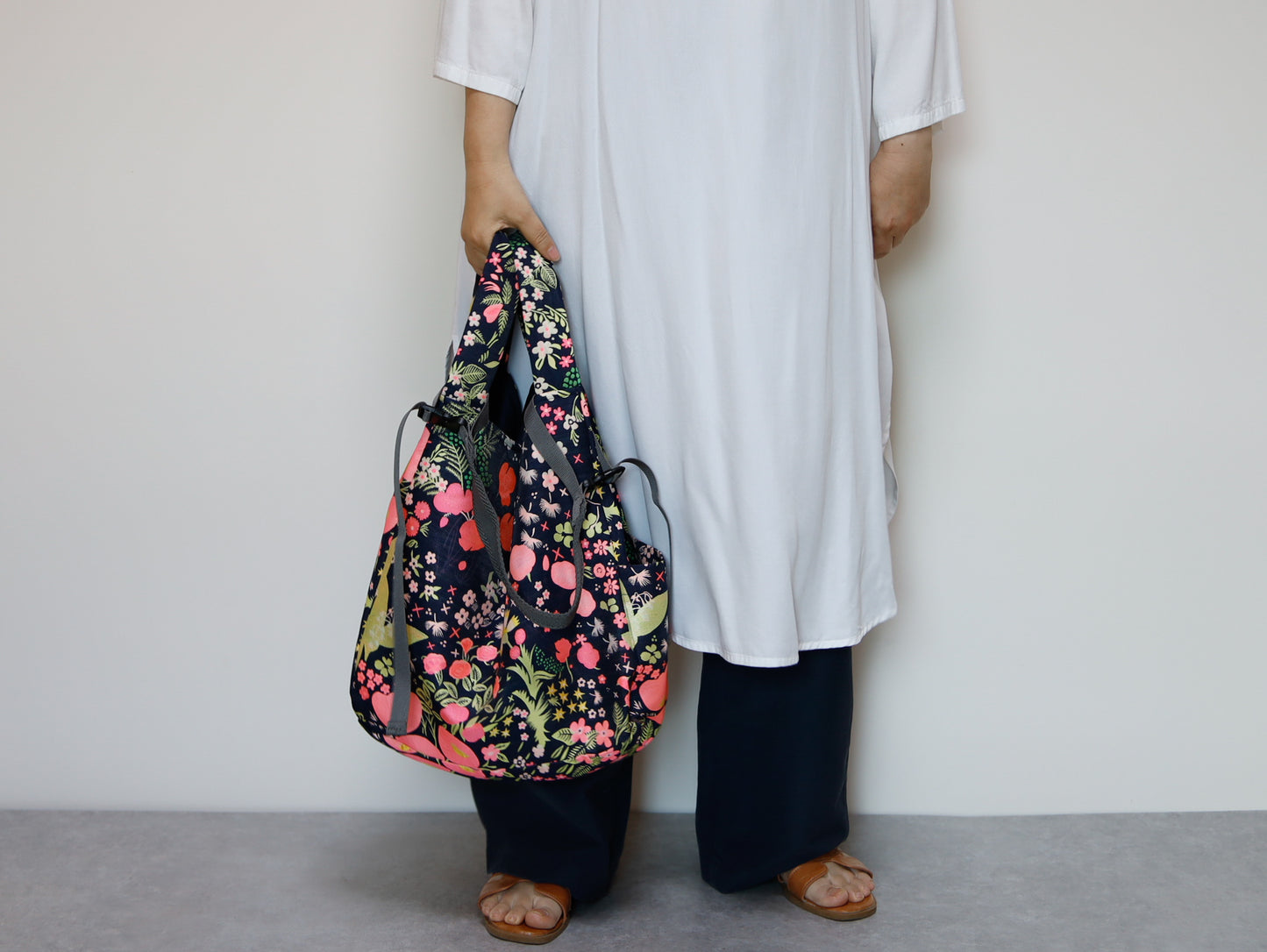 <B04A>  REGISTAR -CRAZY Tote Bag