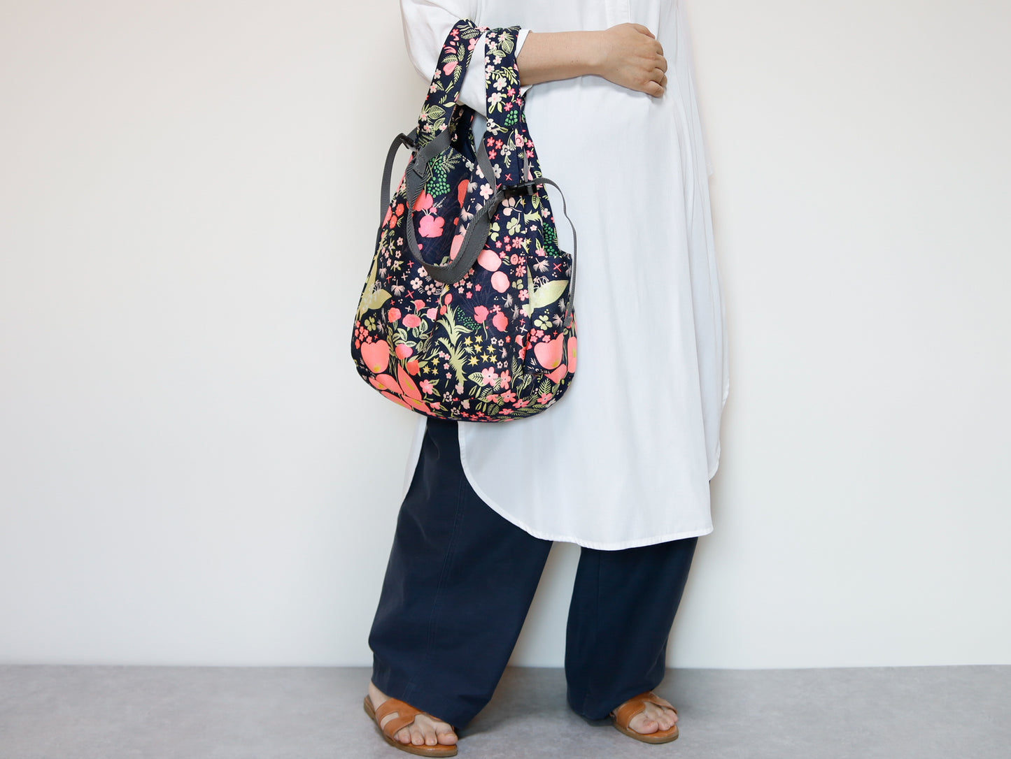 <B04A>  REGISTAR -CRAZY Tote Bag