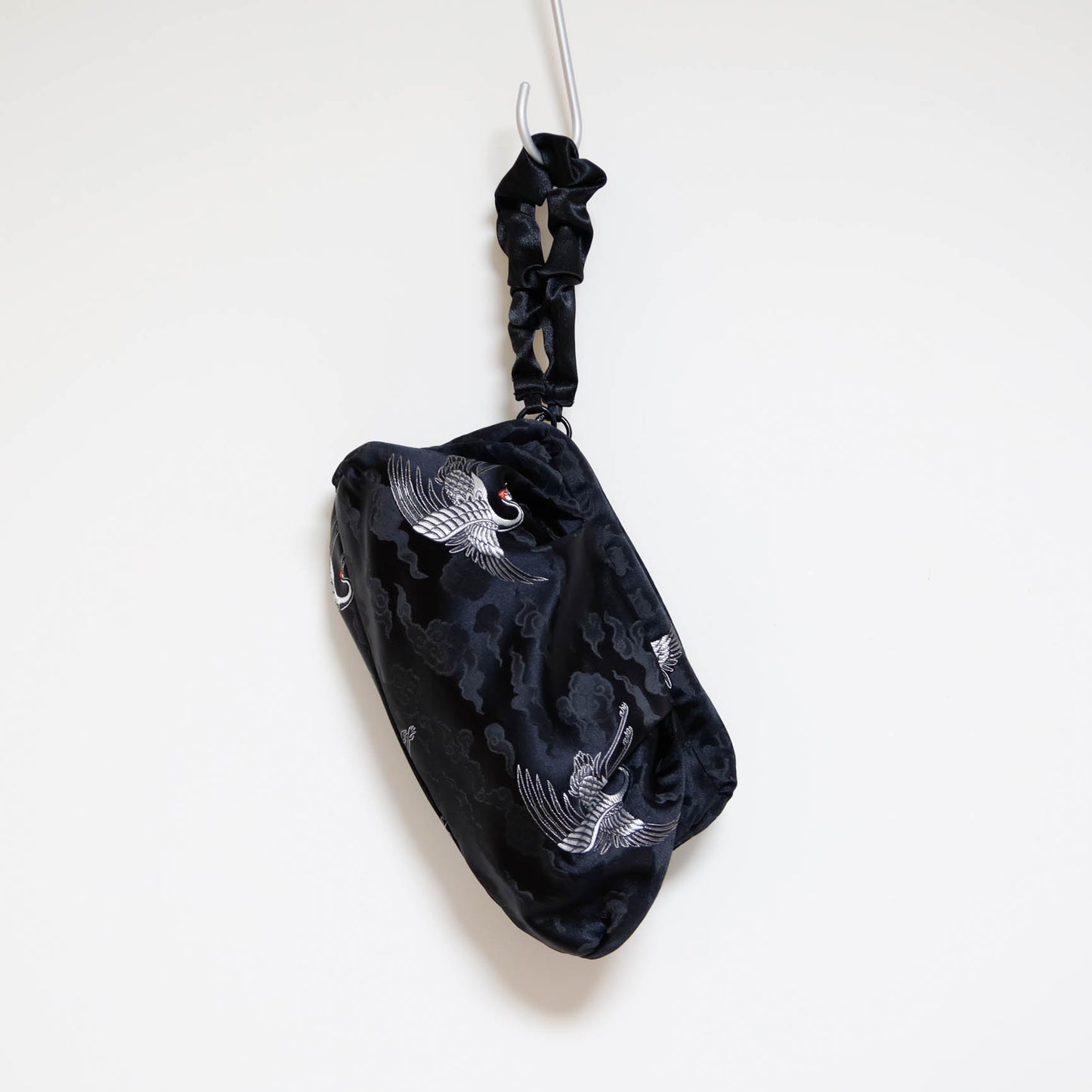 <B10CK> DIM SUM CLUTCH BAG  BLACK WITH CRANE