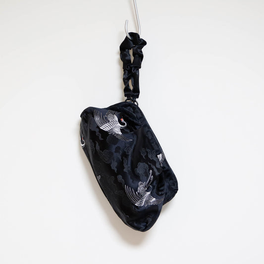 <B10CK> DIM SUM CLUTCH BAG  BLACK WITH CRANE