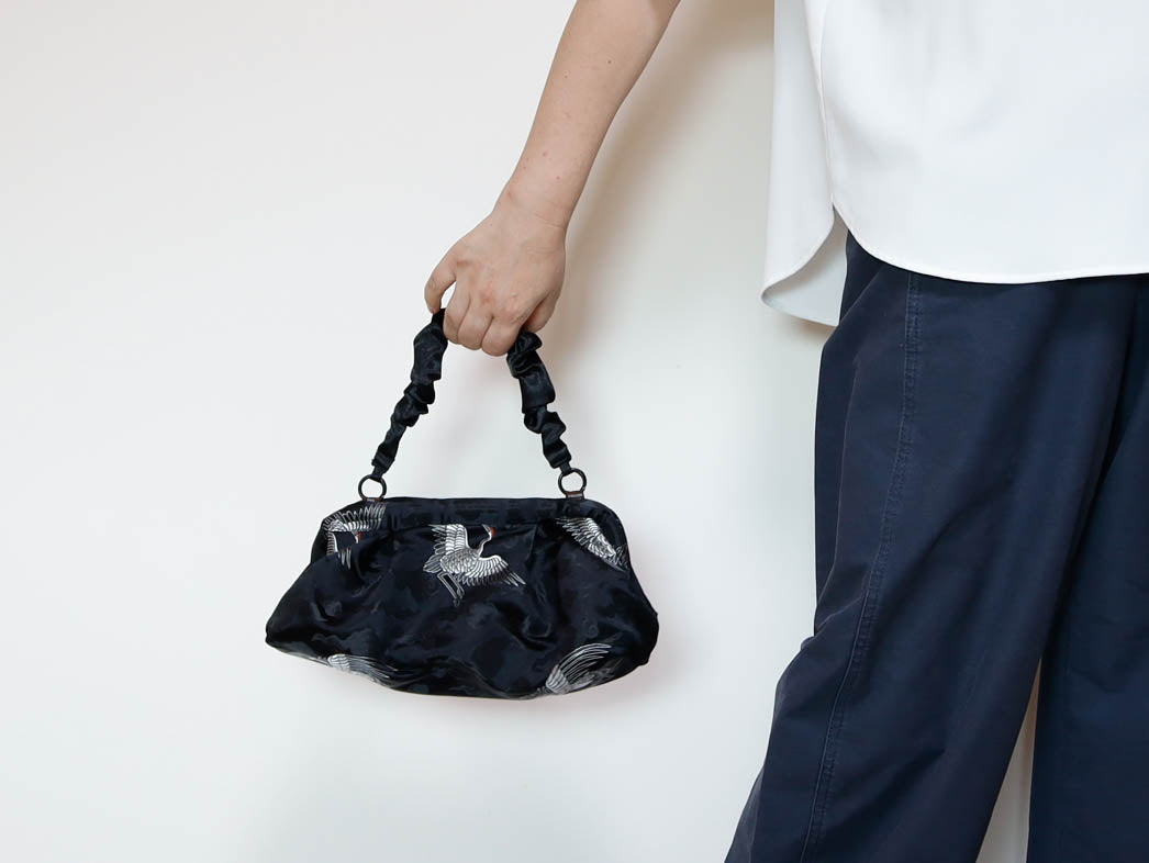 <B10CK> DIM SUM CLUTCH BAG  BLACK WITH CRANE