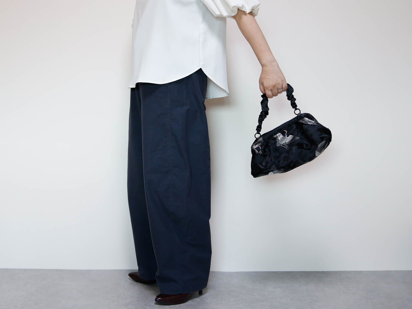 <B10CK> DIM SUM CLUTCH BAG  BLACK WITH CRANE