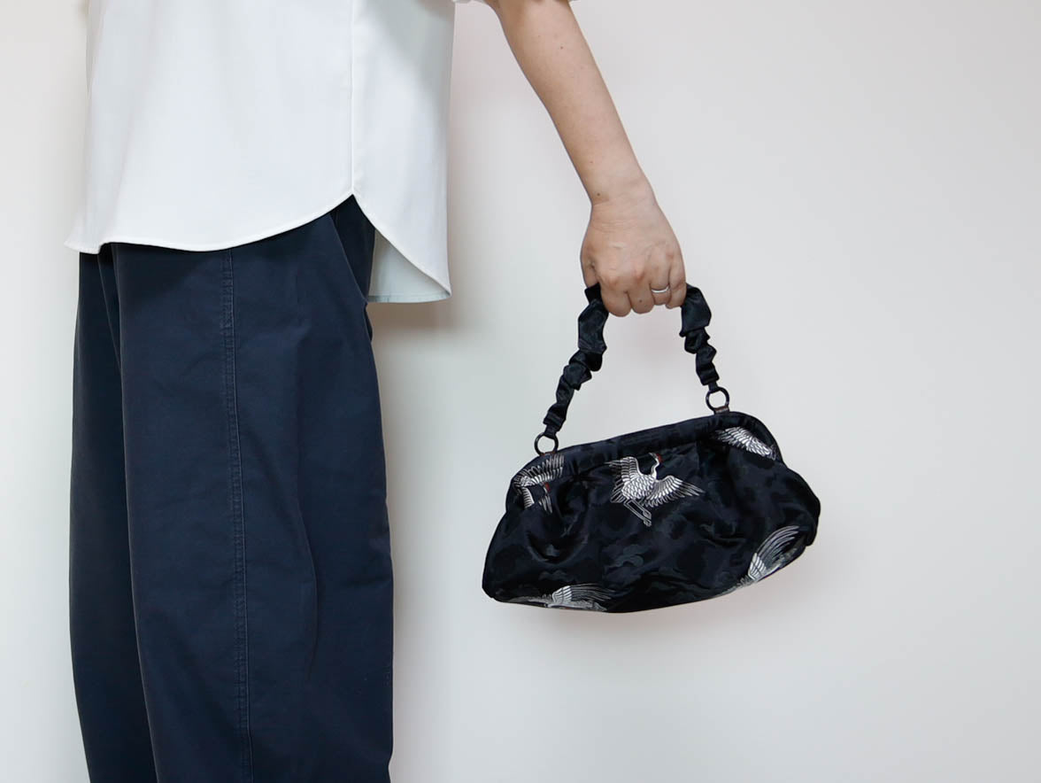 <B10CK> DIM SUM CLUTCH BAG  BLACK WITH CRANE