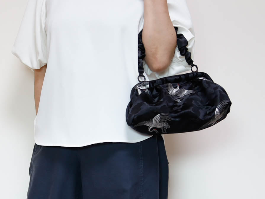 <B10CK> DIM SUM CLUTCH BAG  BLACK WITH CRANE