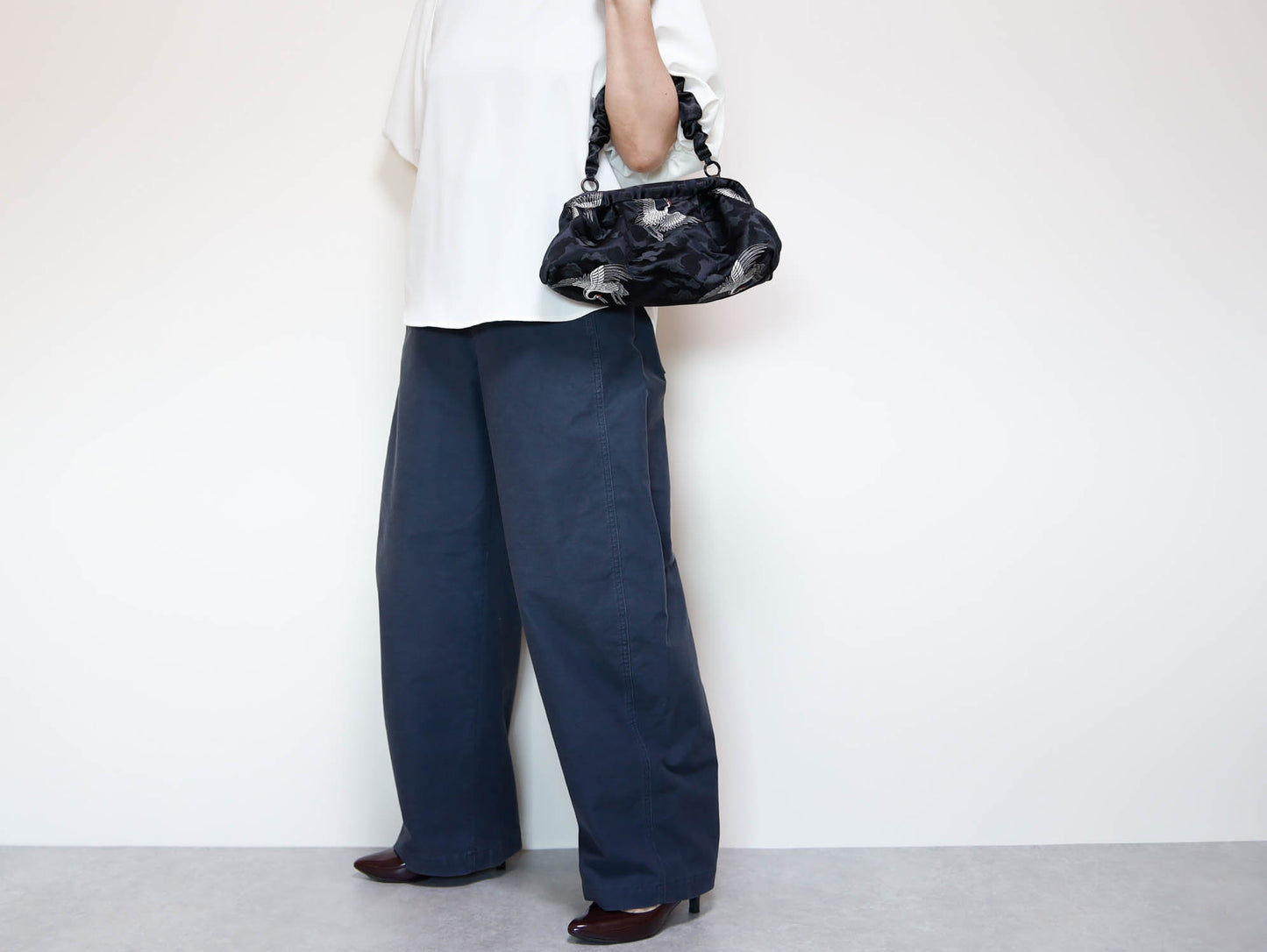 <B10CK> DIM SUM CLUTCH BAG  BLACK WITH CRANE