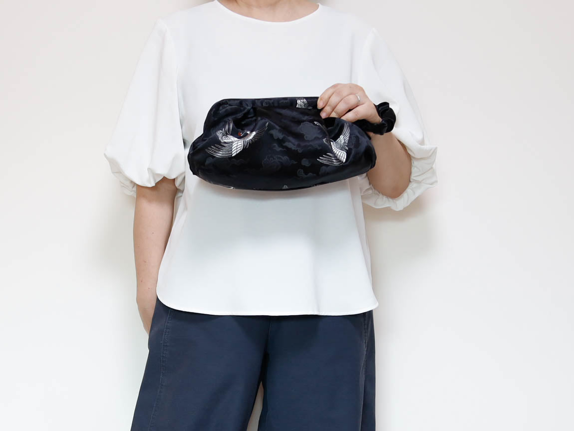 <B10CK> DIM SUM CLUTCH BAG  BLACK WITH CRANE