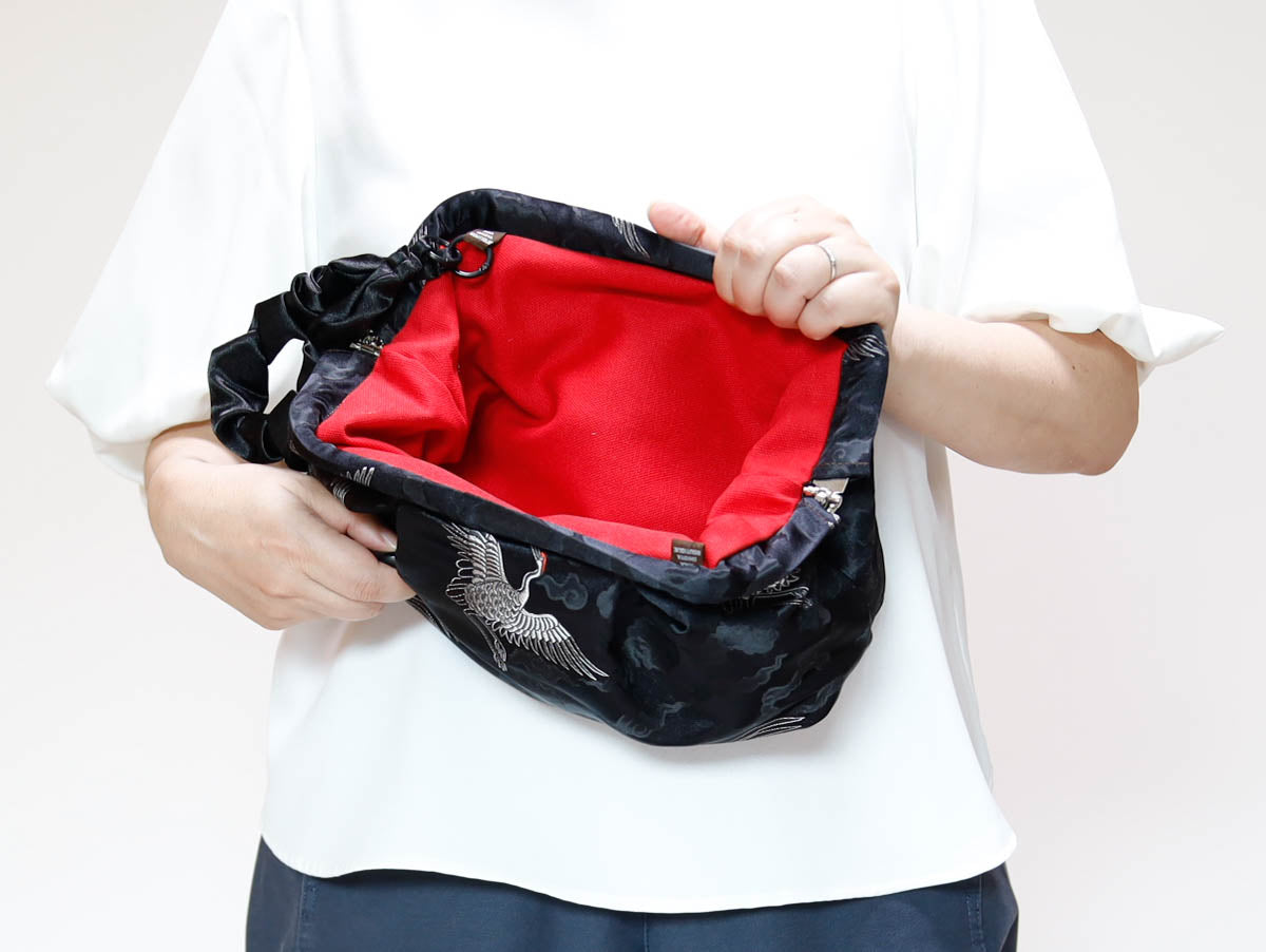 <B10CK> DIM SUM CLUTCH BAG  BLACK WITH CRANE