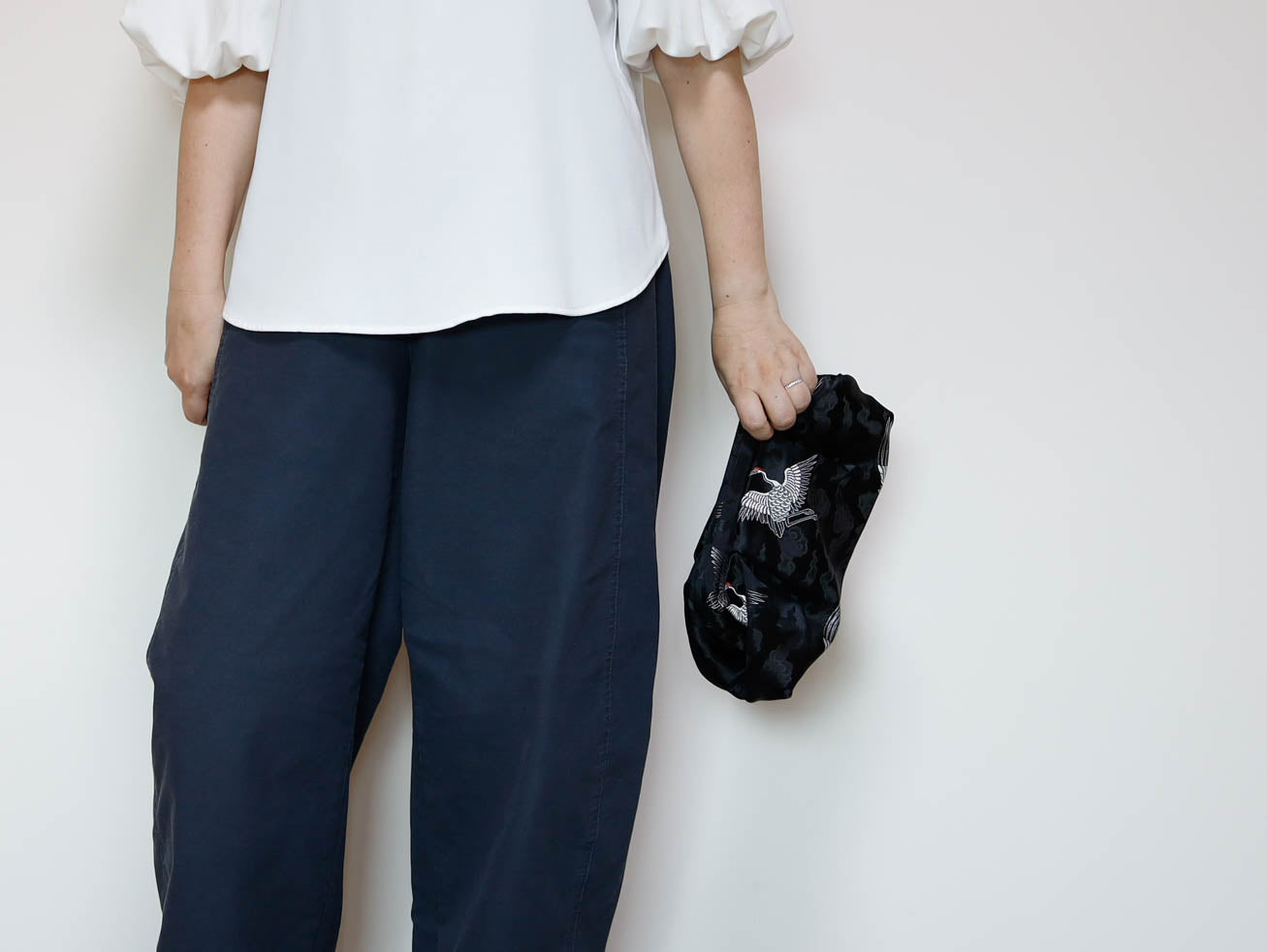 <B10CK> DIM SUM CLUTCH BAG  BLACK WITH CRANE