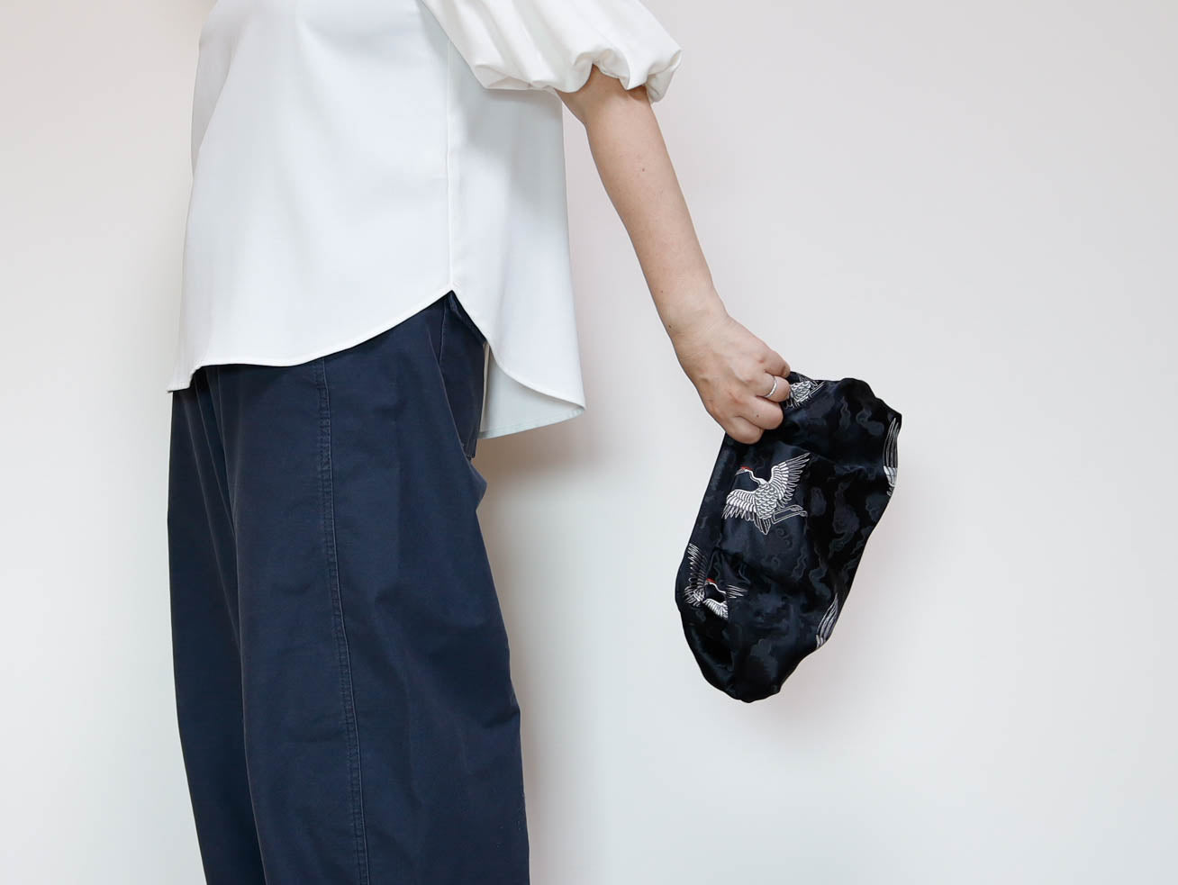 <B10CK> DIM SUM CLUTCH BAG  BLACK WITH CRANE