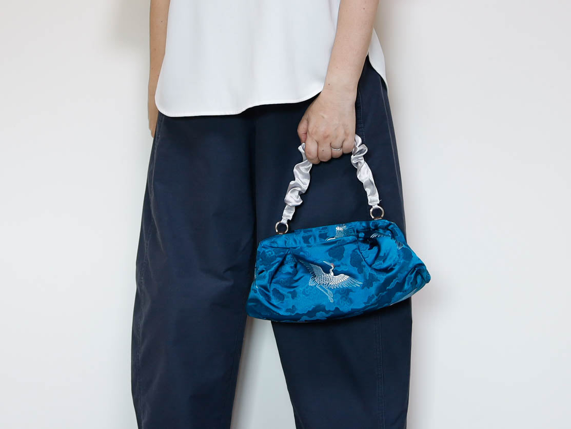 <B10CC> DIM SUM CLUTCH BAG  CYAN WITH CRANE
