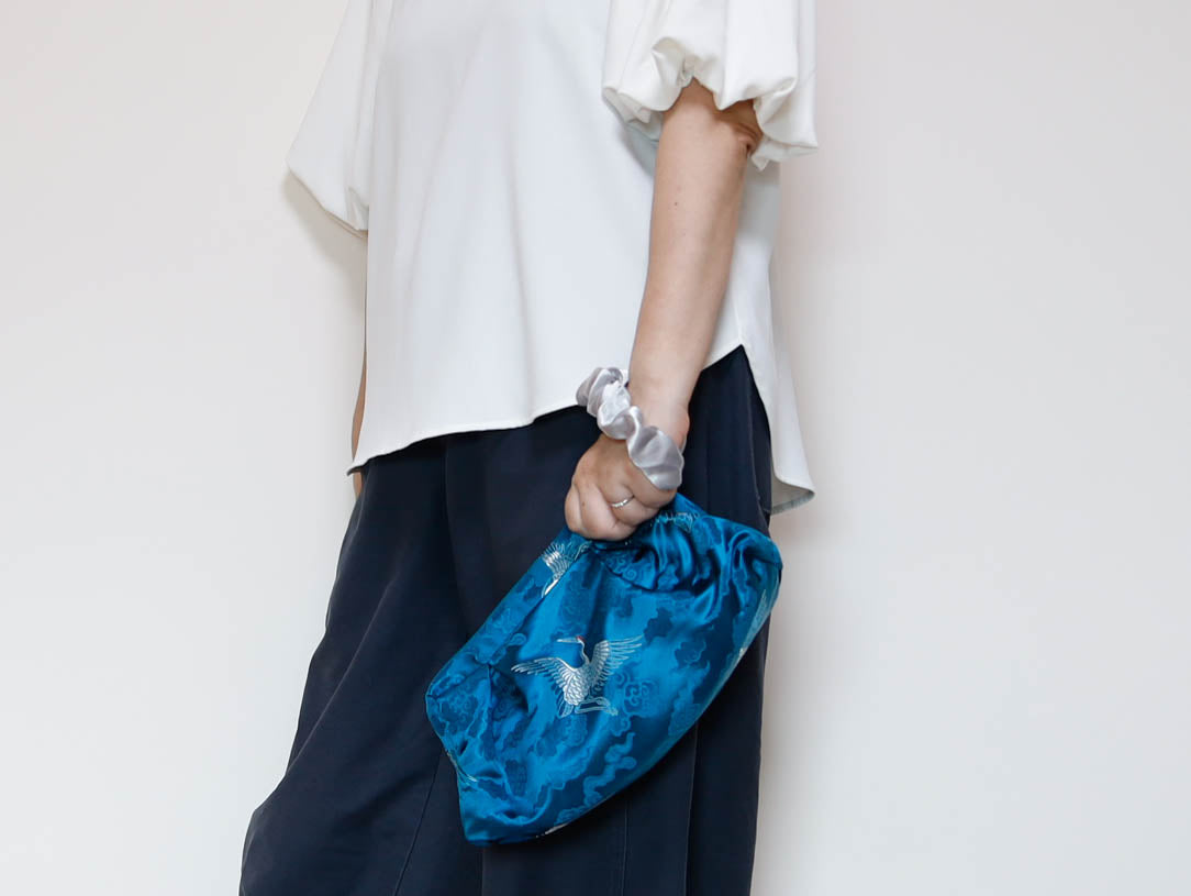 <B10CC> DIM SUM CLUTCH BAG  CYAN WITH CRANE