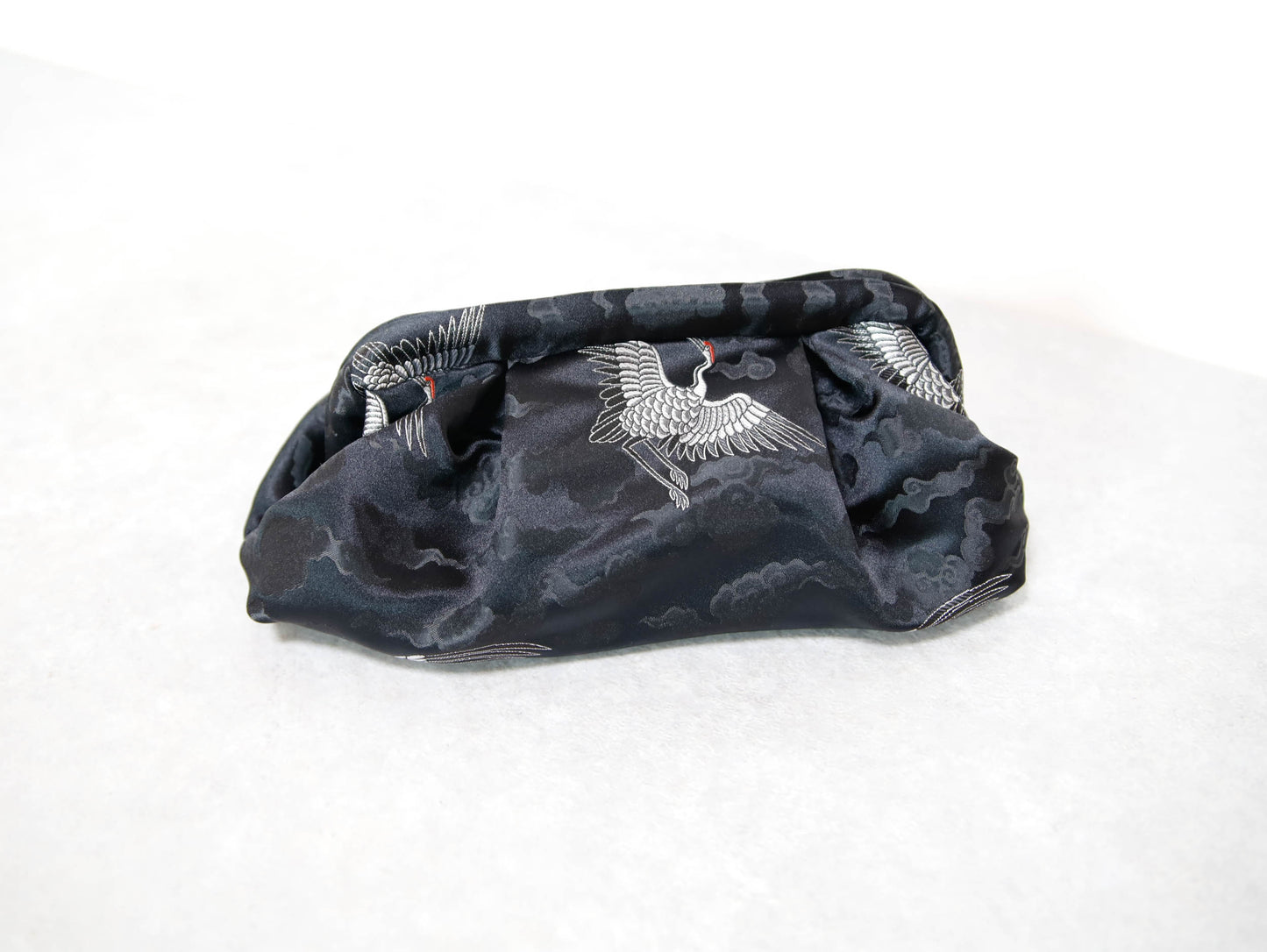 <B10CK> DIM SUM CLUTCH BAG  BLACK WITH CRANE