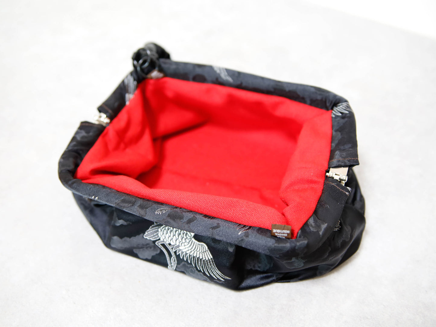 <B10CK> DIM SUM CLUTCH BAG  BLACK WITH CRANE