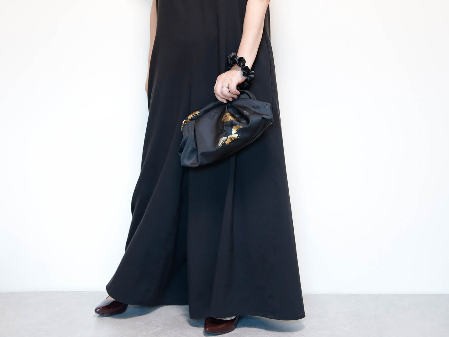 <B10P> DIM SUM CLUTCH BAG  BLACK WITH GOLD PINE TREE