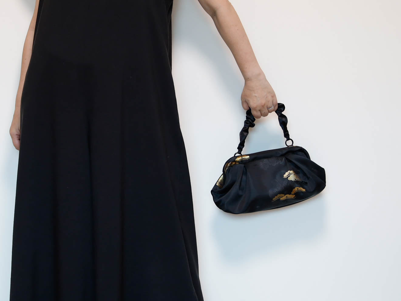 <B10P> DIM SUM CLUTCH BAG  BLACK WITH GOLD PINE TREE