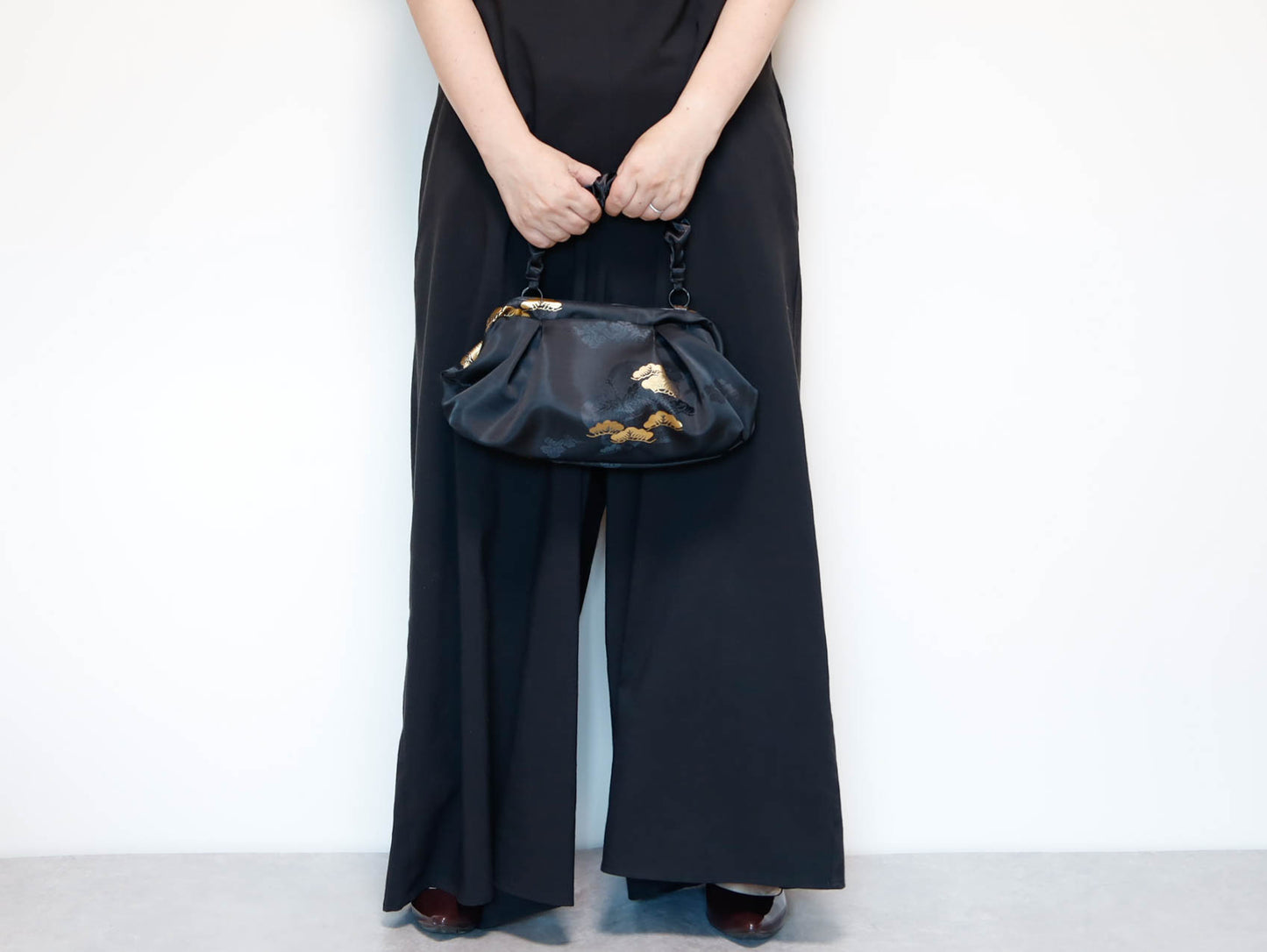 <B10P> DIM SUM CLUTCH BAG  BLACK WITH GOLD PINE TREE
