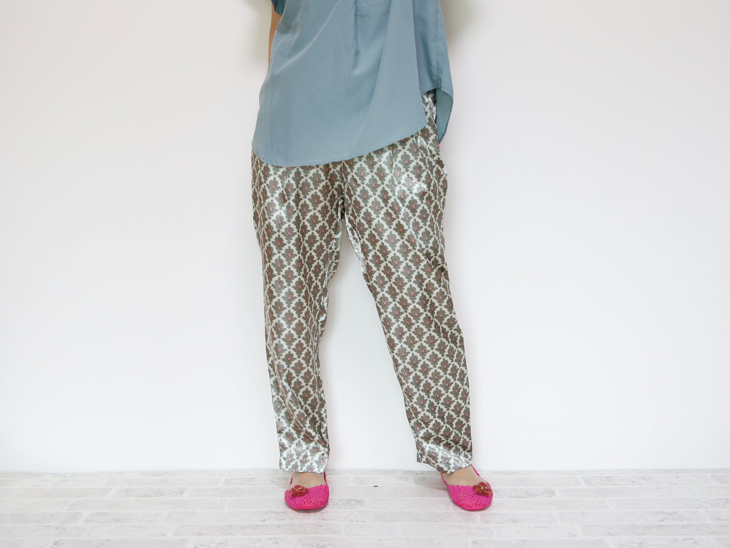 <S23-003> SATIN PRINTED Trousers
