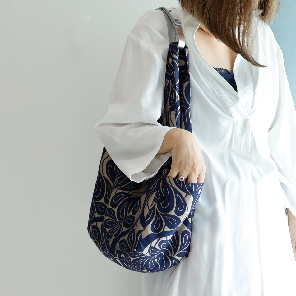 <B04CG>  REGISTAR -COVENT GARDEN  GRAY Tote Bag